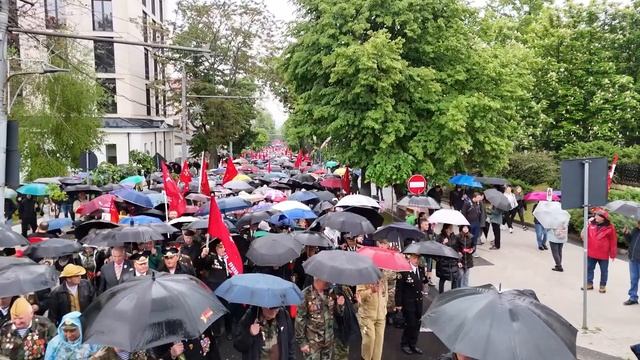 В Кишинёве 9 мая десятки тысяч людей в дождь шли к мемориалу Вечность