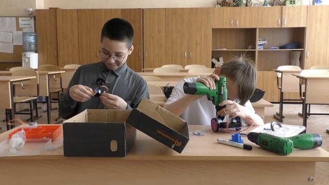 Савчев Юра и Камалетдинов Камиль собирают робота - художника.