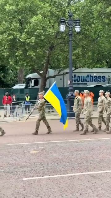 Какую песню испортил... Дурак...