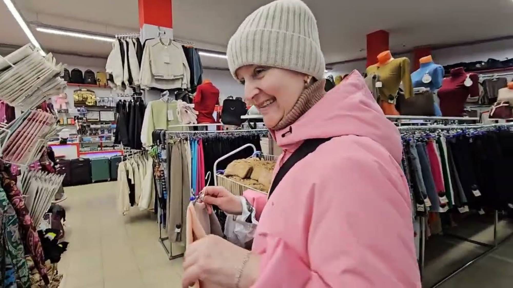 Ирина Хинди. Обзор магазина в нашей деревне шарфики, сумки, одежда. Жизнь в России после Индии.