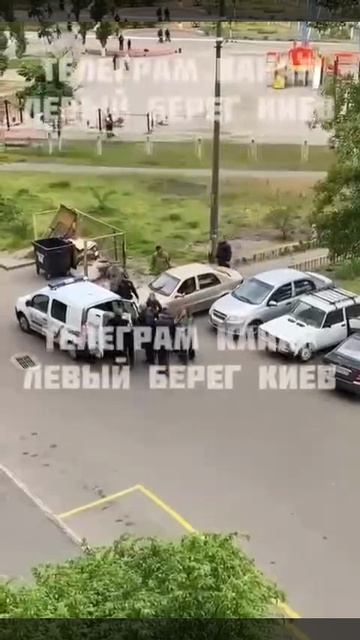 Киев, тцкшники запаковали добычу в автомобиль...
