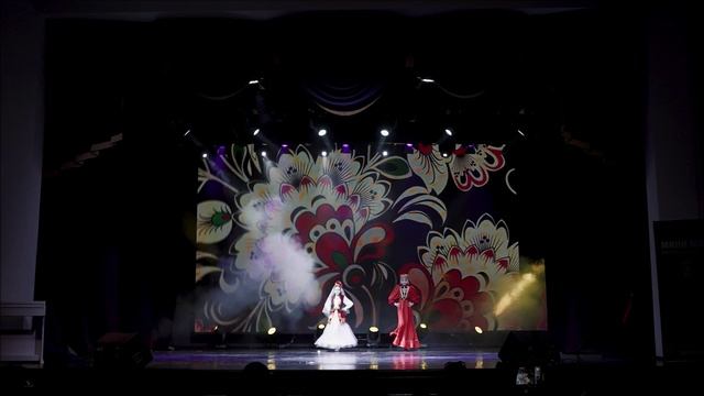 выход в народных костюмах