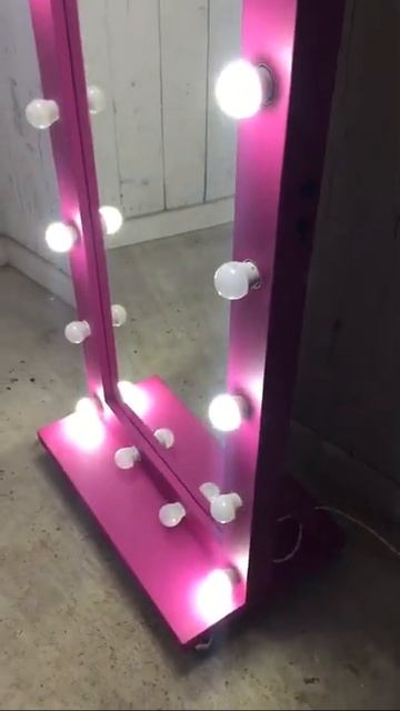 Розовое гримерное зеркало с подсветкой