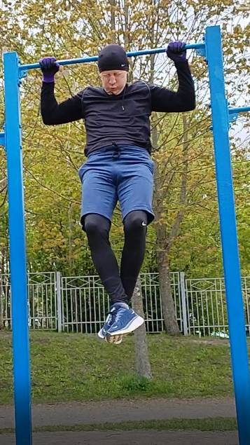 Дед 60+ лет. Подтягивание за спину...