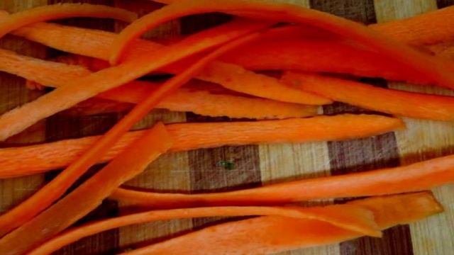 Овощная лапша с кунжутом и соевым соусом