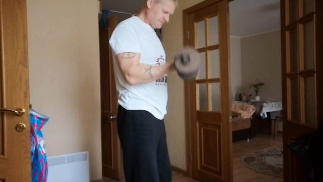 Руки с гантелей 18 кг