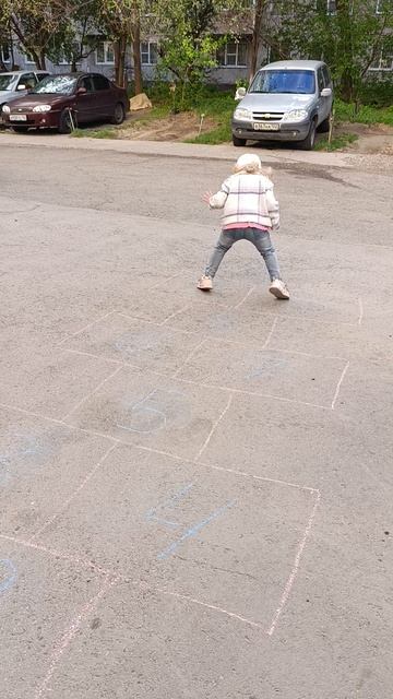 Варюша играет в классики🤗