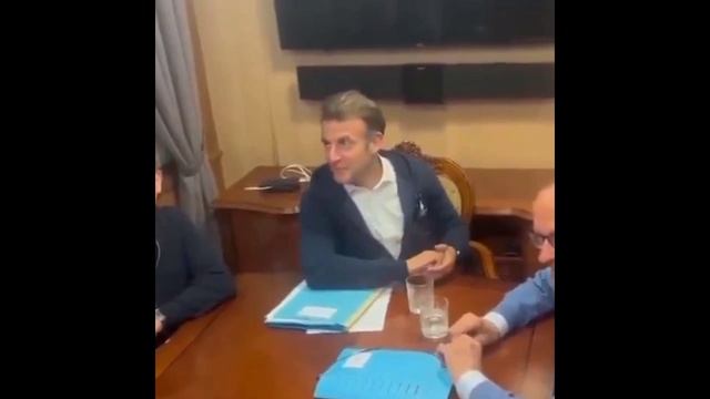 В купе неожиданно вошли журналисты , Мерц спрятал ложечку для кокса, а Макрон пакетик с ним же