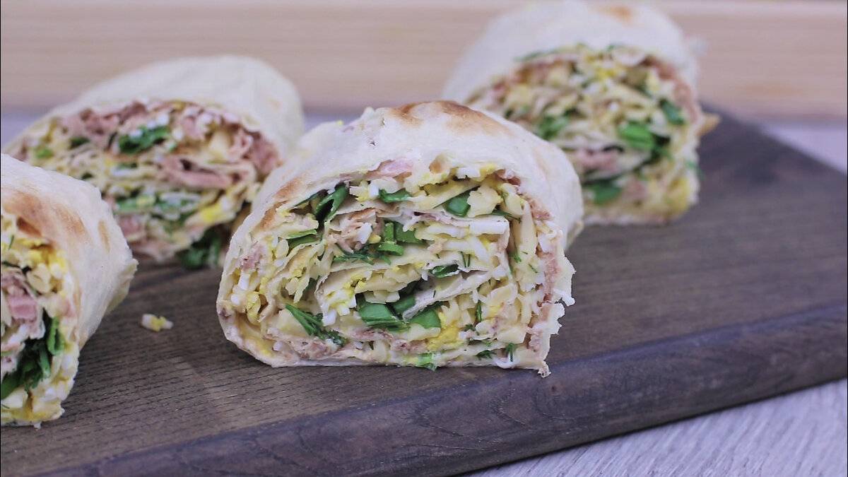 Просто заверните в лаваш вкусную начинку и получится супер перекус