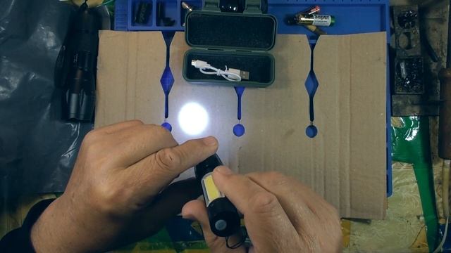 Китайский фонарик из АВРОРЫ. Аккумуляторный с зумом