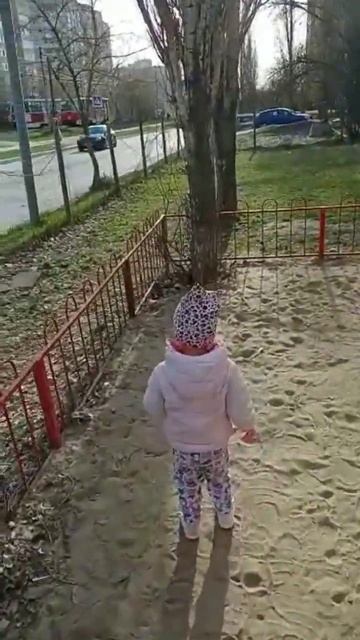 Ксюша с папой гуляют на детской площадке 6.04.