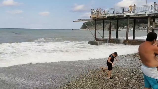 Шторм Ольгинка Туапсе. Размывает пляж и сносит постройки.