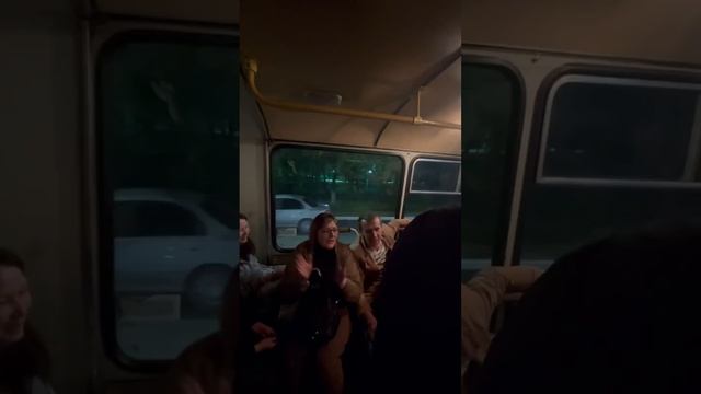 Еду на 18 бывшем Маршруте на Берды😁✌️Поют Катюшу!
Всех с Праздником!!!
