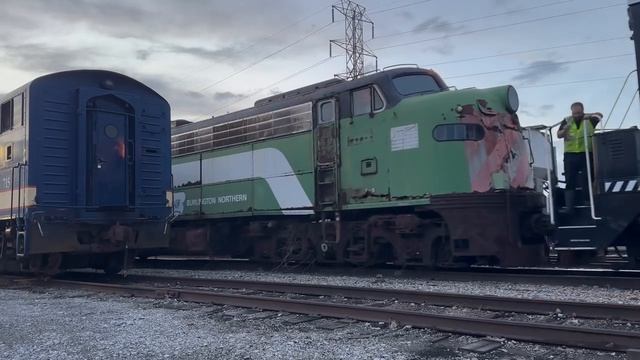 Тепловоз SW8 вывозит старого и забытого EMD F9 с тупика