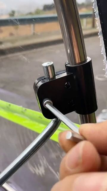 Стекло на скутер 💧 

Пластиковое стекло с выдвижной крышей, что спасет водителя в дождевую погоду.