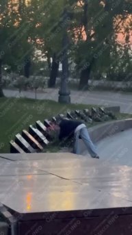 Нацисты в Одессе уничтожают цветы, которые одесситы возложили к мемориалу Неизвестному матросу н...