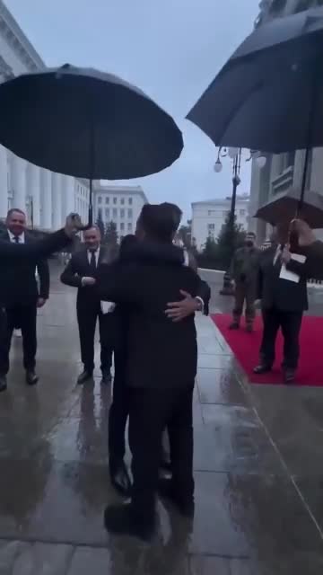 «Мужское» прощание Макрона и Зеленского в Киеве.