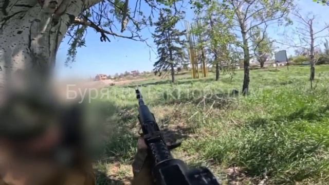 Бойцы ВС РФ обнаружив вражеский дрон, спешились и укрылись за деревьями, после чего успешно его унич