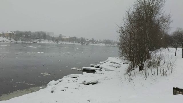 Река Нева, 2 апреля 2023.