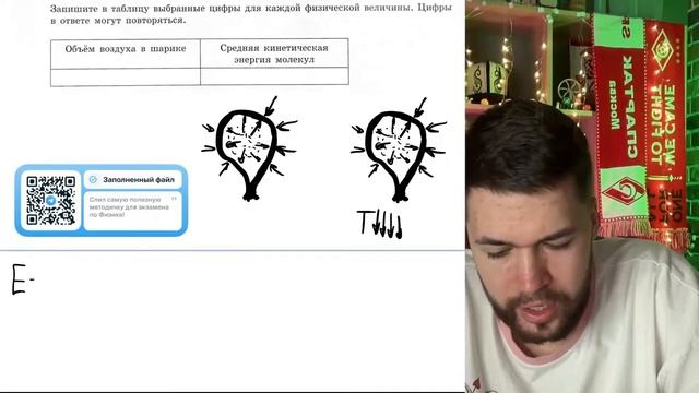 Детский тёмно-зелёный воздушный шарик надули на солнечном пляже, а затем внесли в тень под - №21242