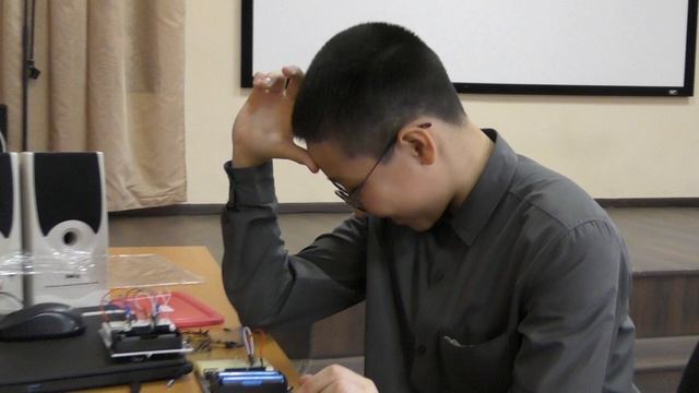Савчев Юра и Камалетдинов Камиль собирают на макетной плате мультивибратор.