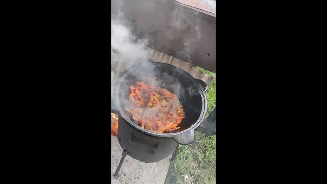 Плов на казане на костре.