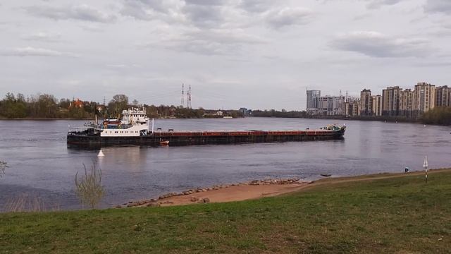 Речной сухогруз на Неве. 2 мая 2023.
