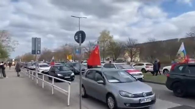 Более 5 000 машин только в одной акции в поддержку Росси?
