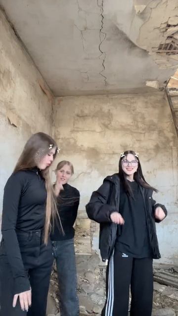 Школьницы устроили веселую дискотеку на заброшке — музыка, танцы, вайб