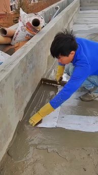 Coat the leak-proof carpet first before casting the roof of the house #shorts