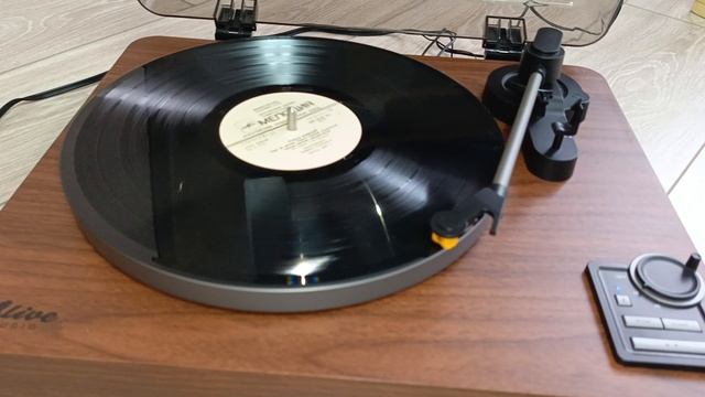 Новинка с автостопом в минималистичном корпусе: Обзор проигрывателя винила Alive Audio Magna Wood