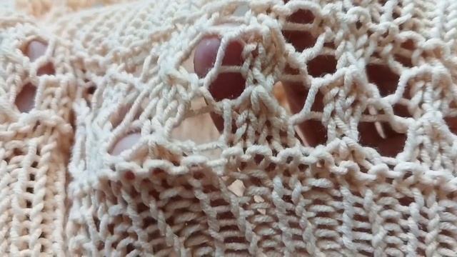 Джемпер спицами на круглой кокетке.