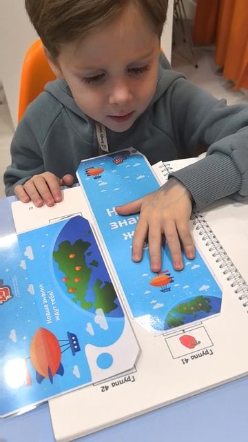 Реалити-шоу "Полюбить учиться" Кирилл сочиняет нелепую историю из 12 картинок.