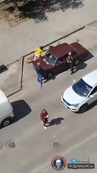 В Запорожье женщины под крики - «почему вы не воюете?» отбили парня у полиции который был в розыс...