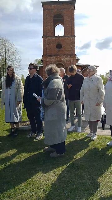 Шатово. Перед митингом у Братской могилы