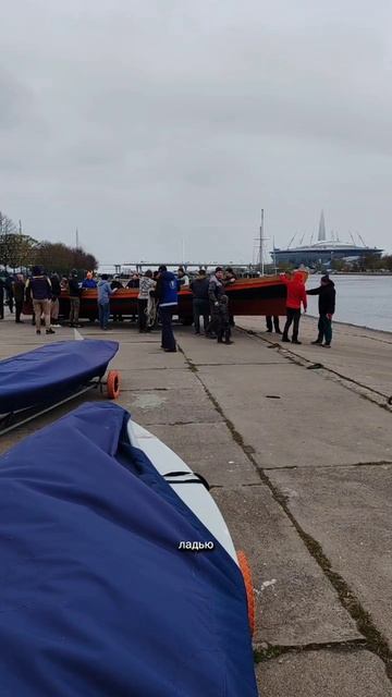 «Спуск ладьи на воду в Санкт-Петербурге 11 мая: торжественный момент в снежном тумане»