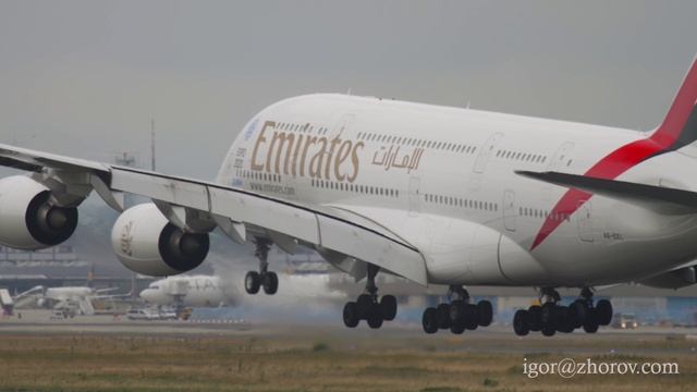 Эйрбас А380 авиакомпании Эмирейтс приземляется в аэропорту Франкфурта.