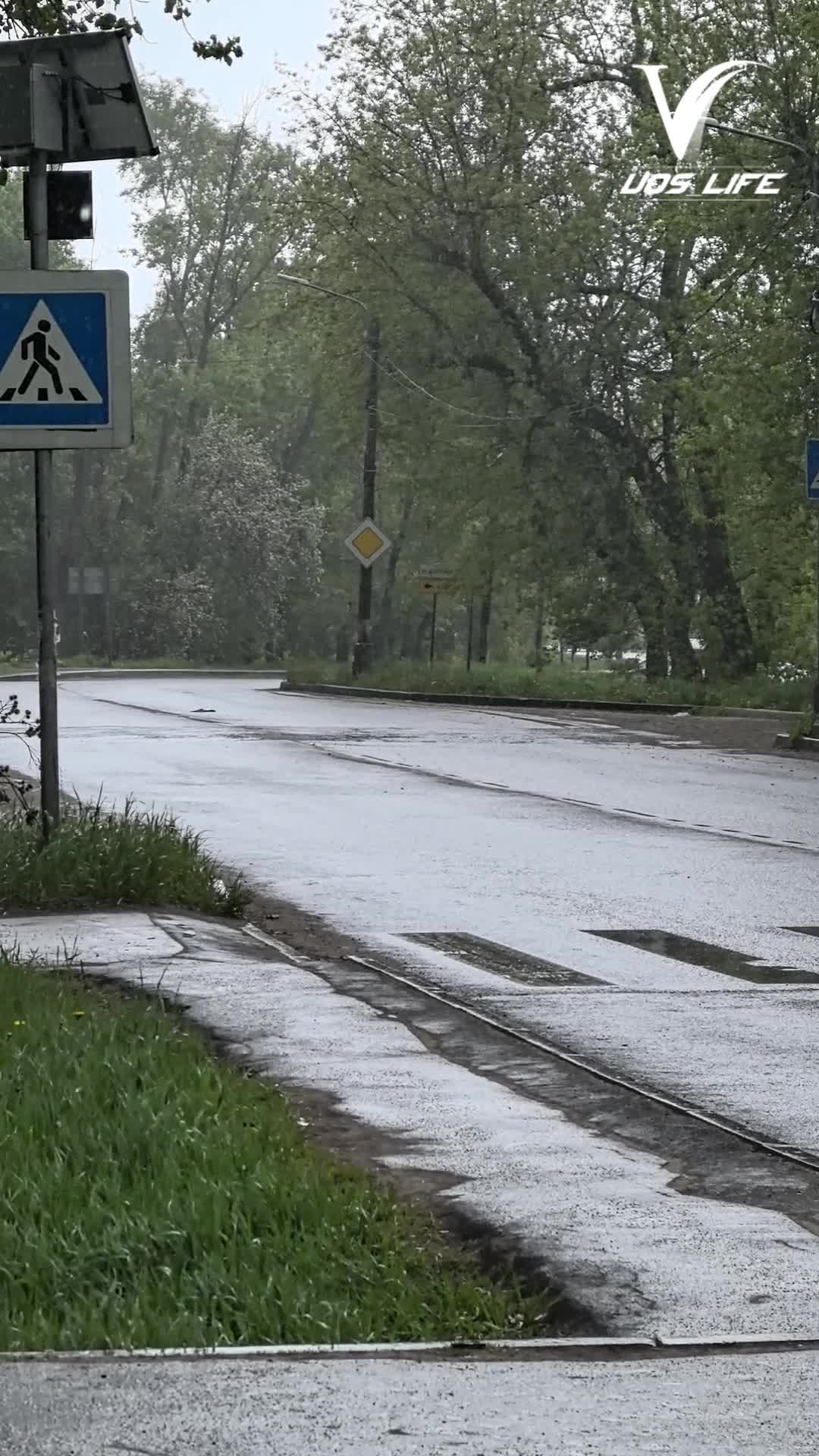 Тем временем на улице идёт небольшой дождь