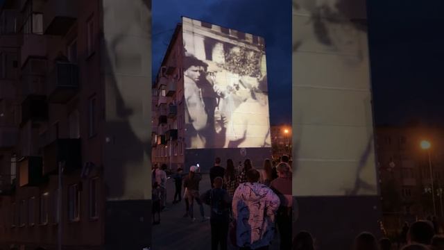 Показ фильма "Наша Победа" на фасаде здания (д.п. Кудряшовский, НСО, 09.05.25)