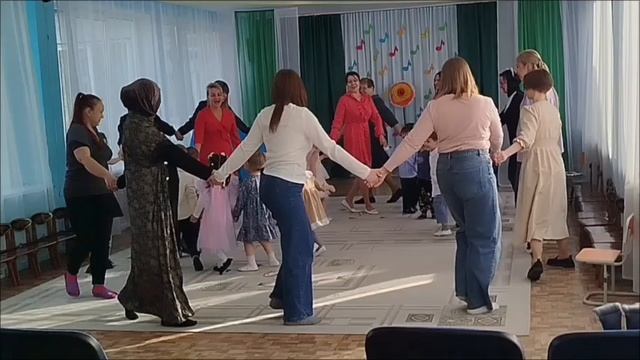 Игра "Найди свою маму" на празднике 8 марта