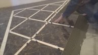 Укладка керамогранита на пол в кухне, изготовление ковра