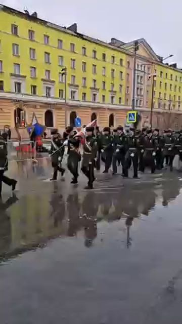 Норильск 9 мая-военные маршируют по луже.
