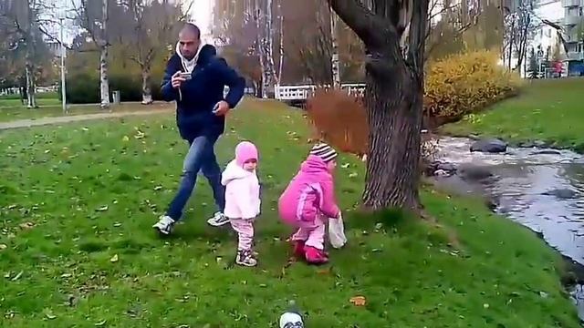 Смешные дети гуляют в парке и кормят уток Джони Джони да Папа песня