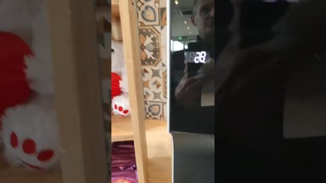 Доверяют людям + бесплатный кофе!)