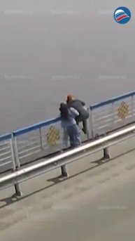 Герой на мосту: сотрудник МЧС Тувы спасает девушку от трагедии