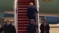 Полетел на Ближний Восток
Дональд Трамп (впервые в новый срок) вылетел из США за рубеж.