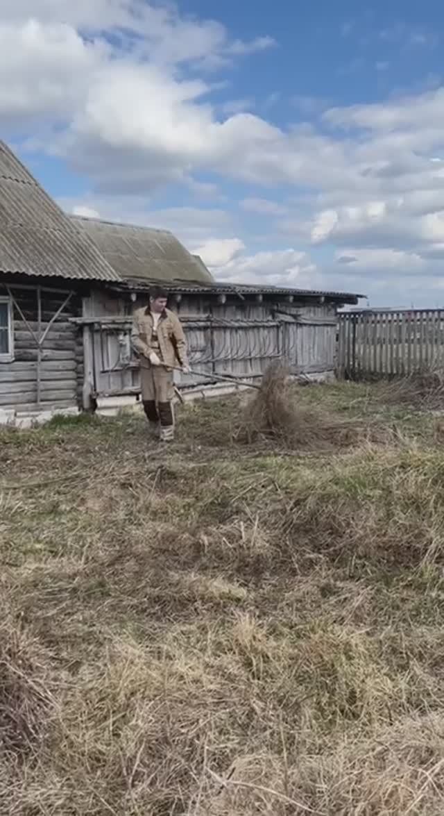 Убираем мусор в огороде. Помогаю теще в деревне.