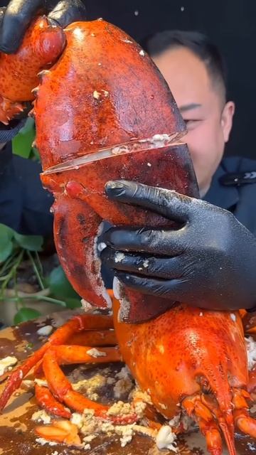 Easy way to open crab claws #shorts