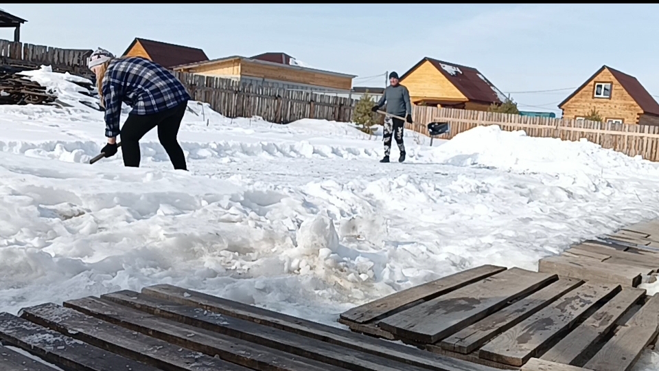 Весна. Работа началась. Подготовка котлована. Аномальная погода в Иркутске. Из города в деревню.Влог