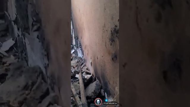 Боец ВСУ показывает последствия удара по своей позиции, размещённой в жилом доме